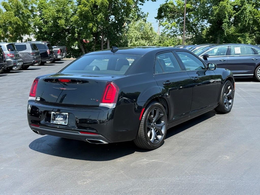 Chrysler 300 Vehicle Full-screen Gallery Image 03