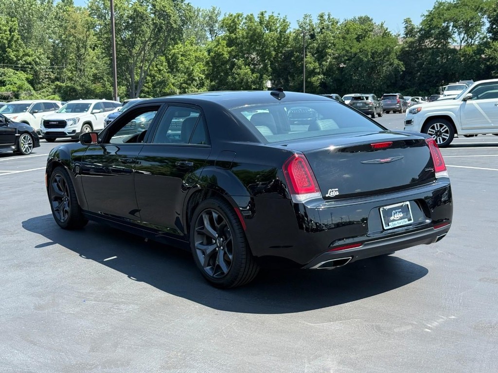 Chrysler 300 Vehicle Full-screen Gallery Image 04