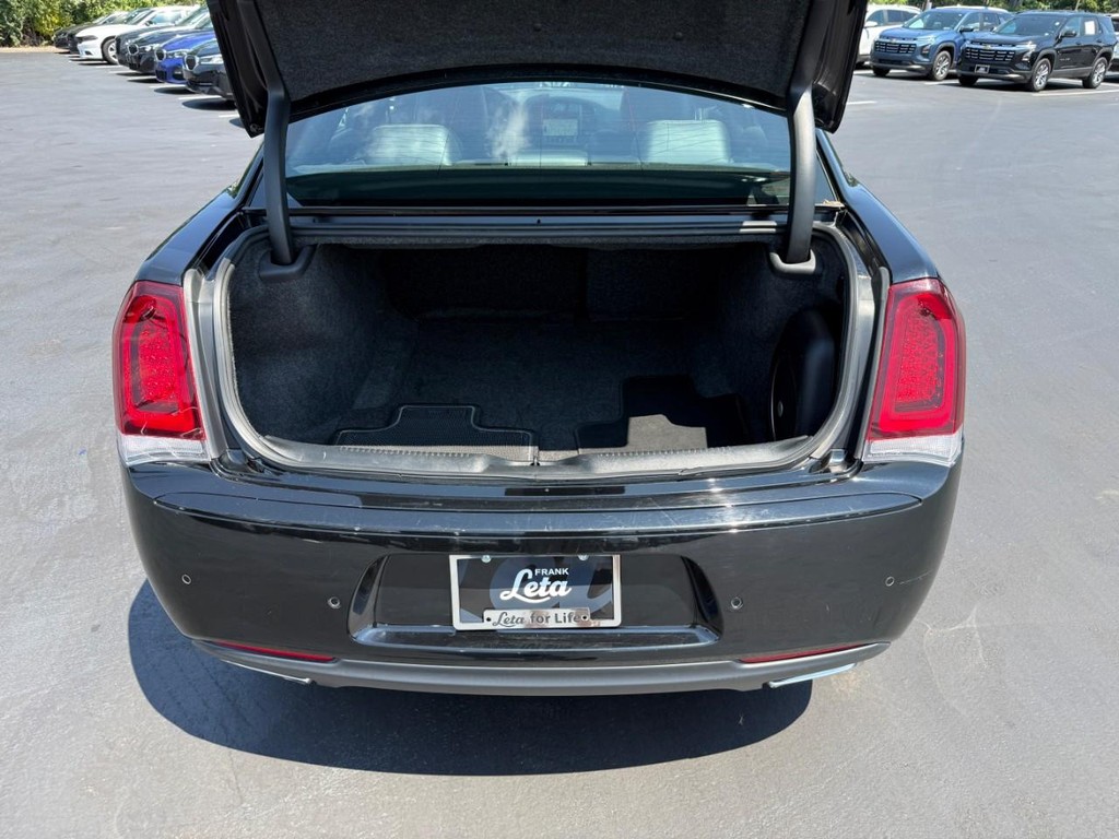 Chrysler 300 Vehicle Full-screen Gallery Image 06