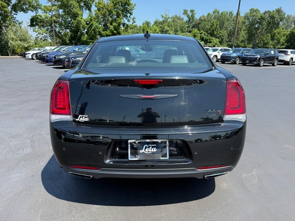 Chrysler 300 Vehicle Full-screen Gallery Image 07