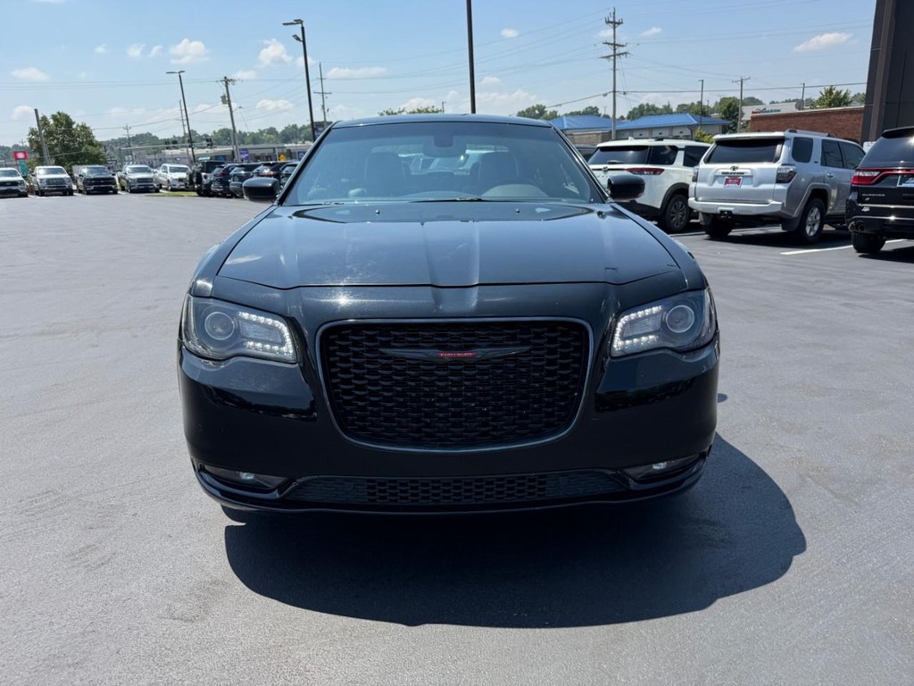 Chrysler 300 Vehicle Full-screen Gallery Image 09