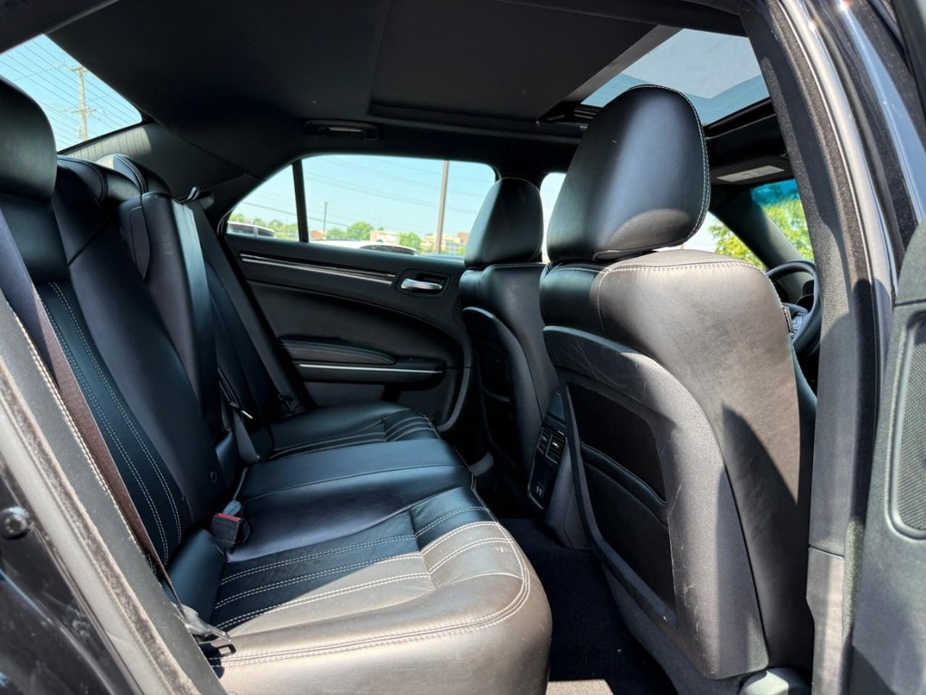 Chrysler 300 Vehicle Full-screen Gallery Image 10
