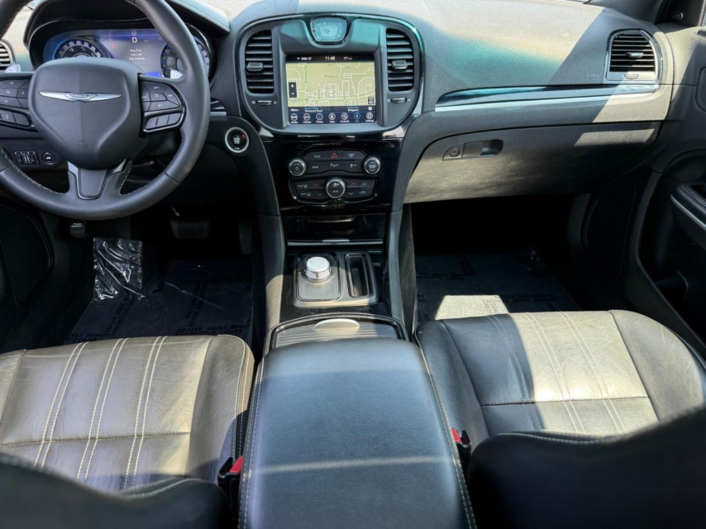 Chrysler 300 Vehicle Full-screen Gallery Image 11