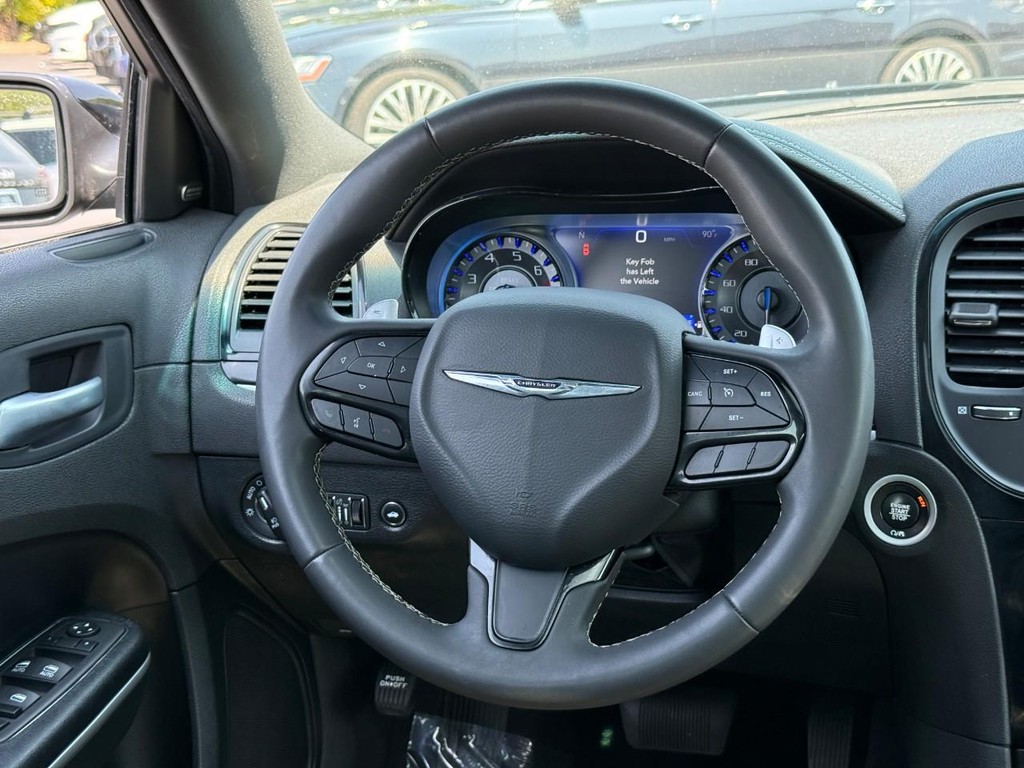 Chrysler 300 Vehicle Full-screen Gallery Image 12