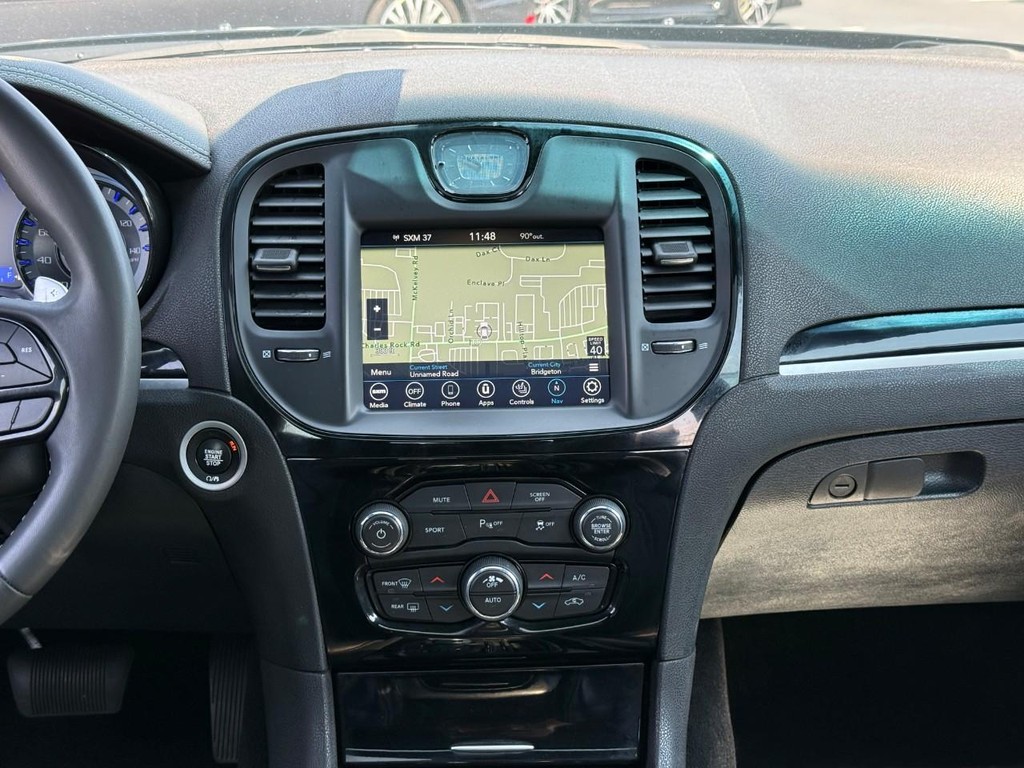 Chrysler 300 Vehicle Full-screen Gallery Image 13