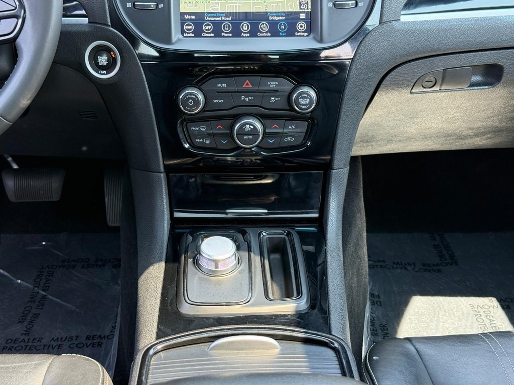 Chrysler 300 Vehicle Full-screen Gallery Image 14