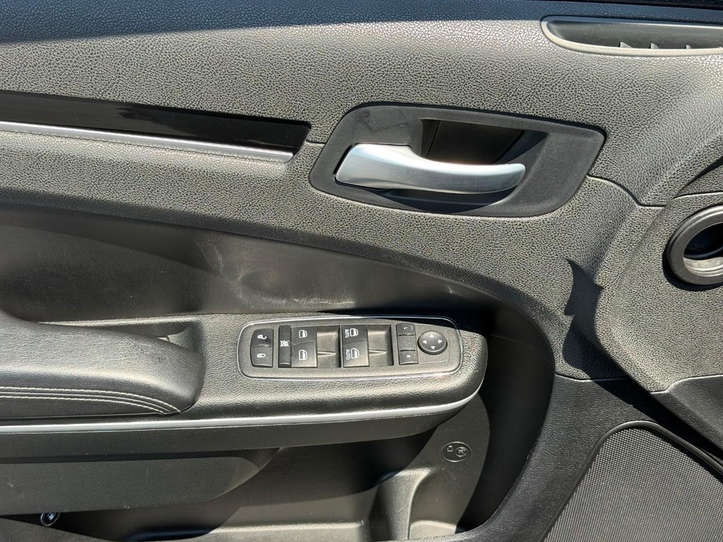 Chrysler 300 Vehicle Full-screen Gallery Image 15