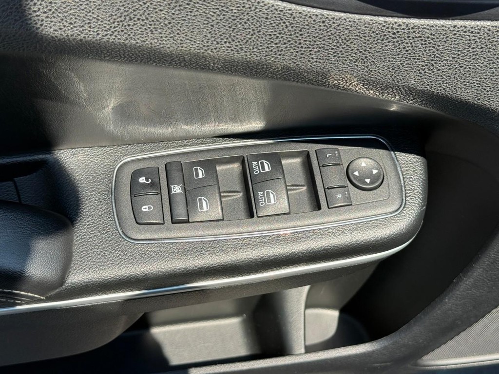 Chrysler 300 Vehicle Full-screen Gallery Image 16