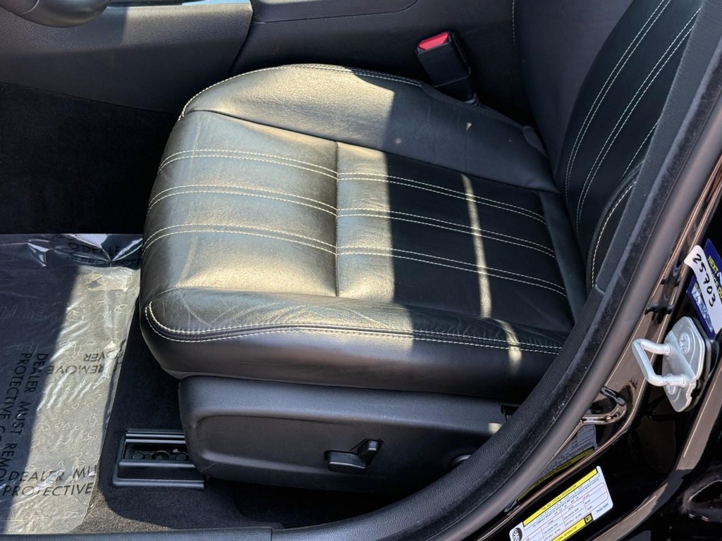 Chrysler 300 Vehicle Full-screen Gallery Image 17