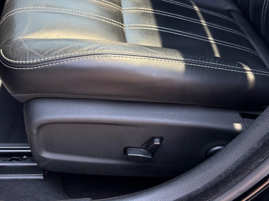 Chrysler 300 Vehicle Full-screen Gallery Image 18