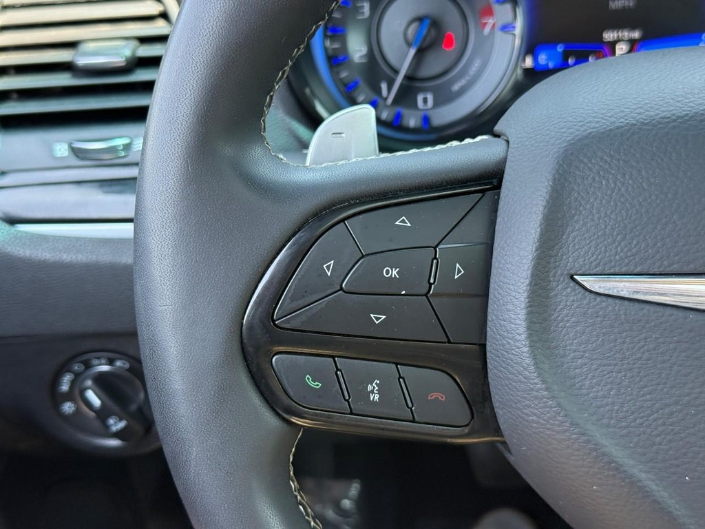 Chrysler 300 Vehicle Full-screen Gallery Image 19