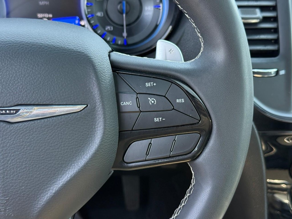 Chrysler 300 Vehicle Full-screen Gallery Image 20