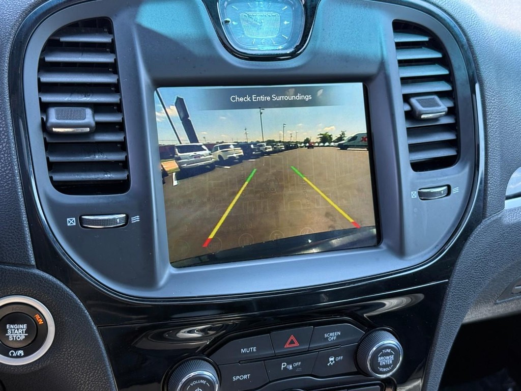 Chrysler 300 Vehicle Full-screen Gallery Image 23