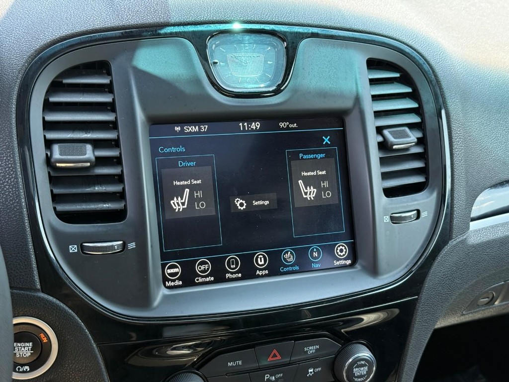 Chrysler 300 Vehicle Full-screen Gallery Image 24