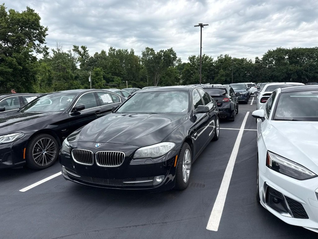 BMW 5 Series Vehicle Full-screen Gallery Image 03