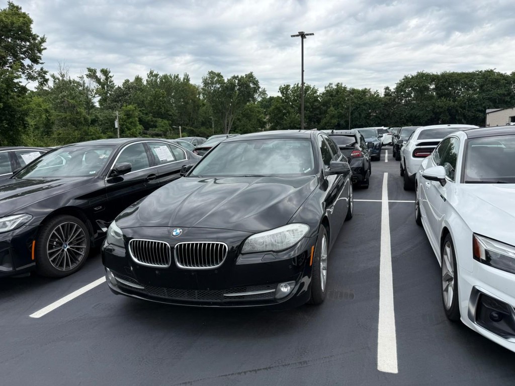 BMW 5 Series Vehicle Full-screen Gallery Image 04