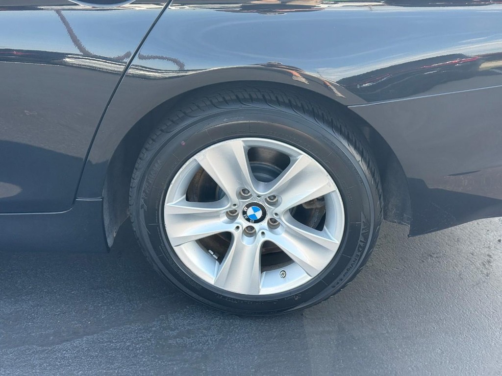 BMW 5 Series Vehicle Full-screen Gallery Image 05