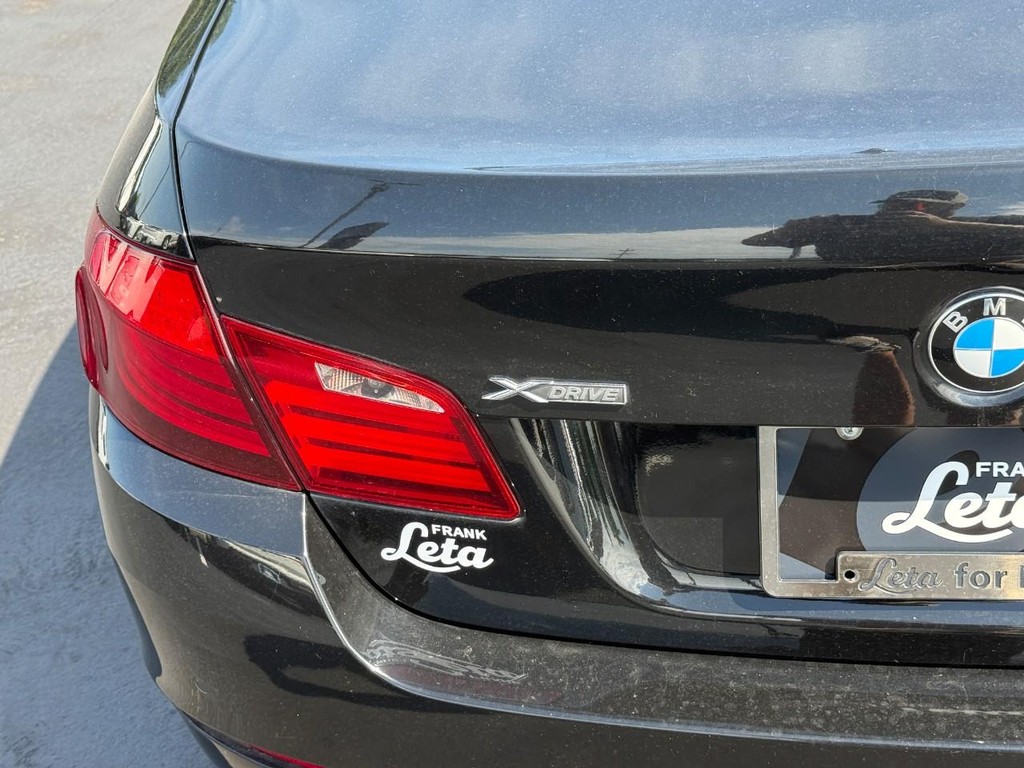 BMW 5 Series Vehicle Full-screen Gallery Image 07