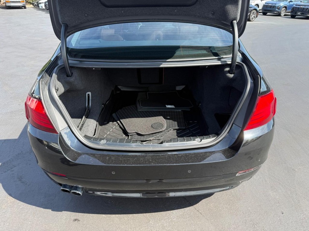 BMW 5 Series Vehicle Full-screen Gallery Image 08