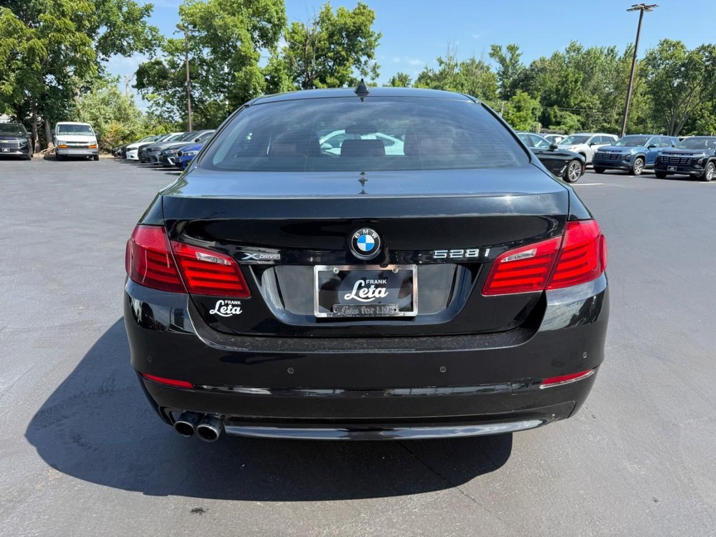BMW 5 Series Vehicle Full-screen Gallery Image 09