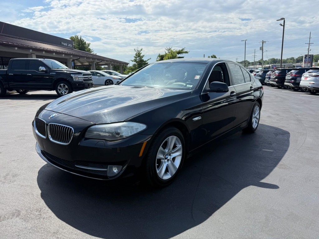BMW 5 Series Vehicle Full-screen Gallery Image 10