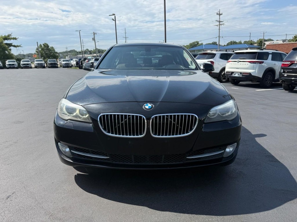BMW 5 Series Vehicle Full-screen Gallery Image 11