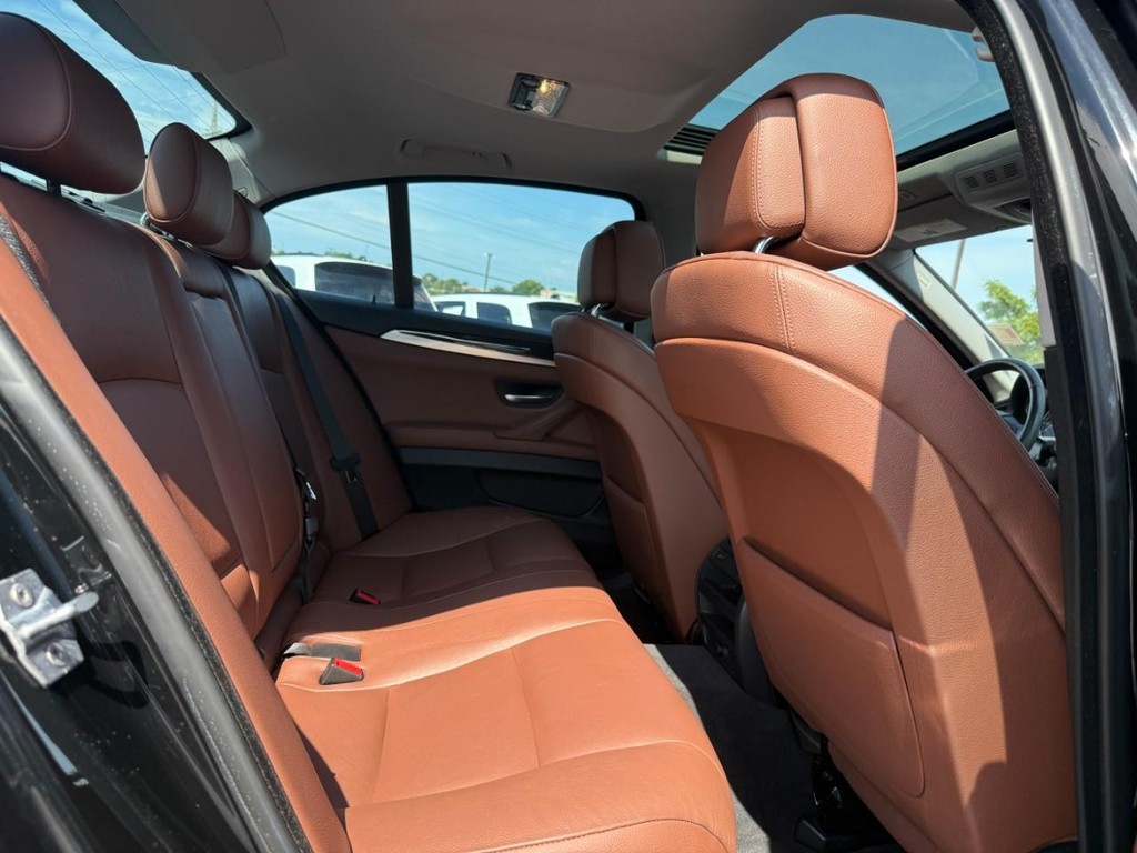 BMW 5 Series Vehicle Full-screen Gallery Image 12