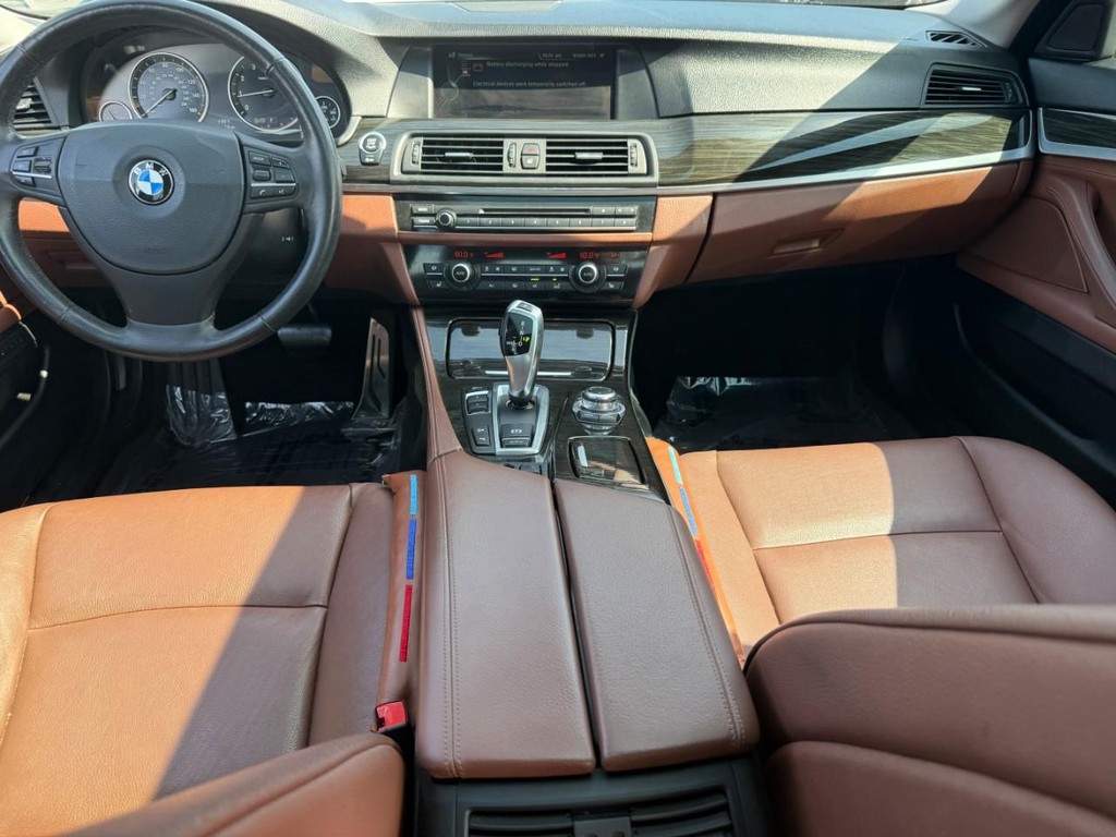 BMW 5 Series Vehicle Full-screen Gallery Image 13