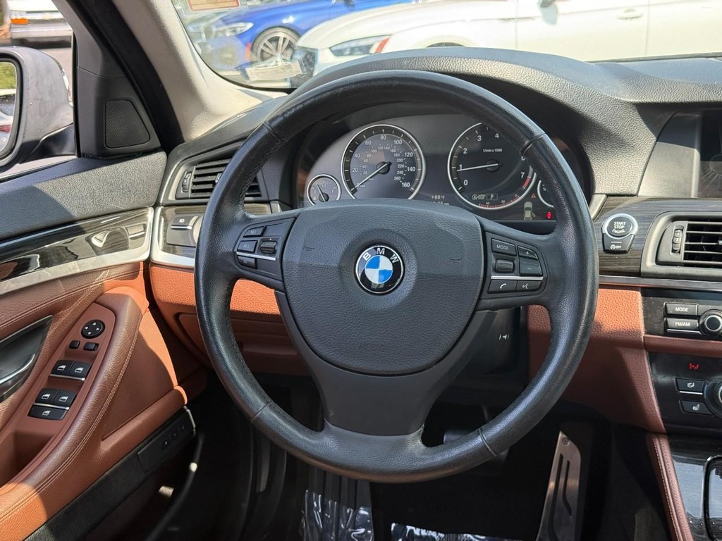 BMW 5 Series Vehicle Full-screen Gallery Image 14