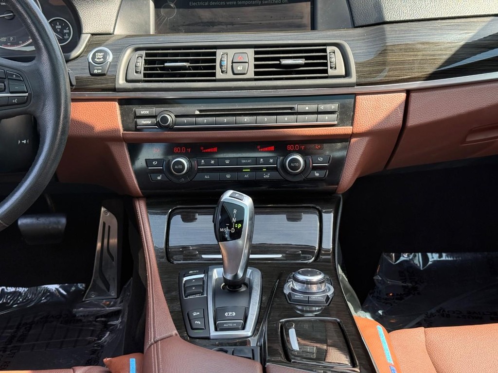 BMW 5 Series Vehicle Full-screen Gallery Image 16