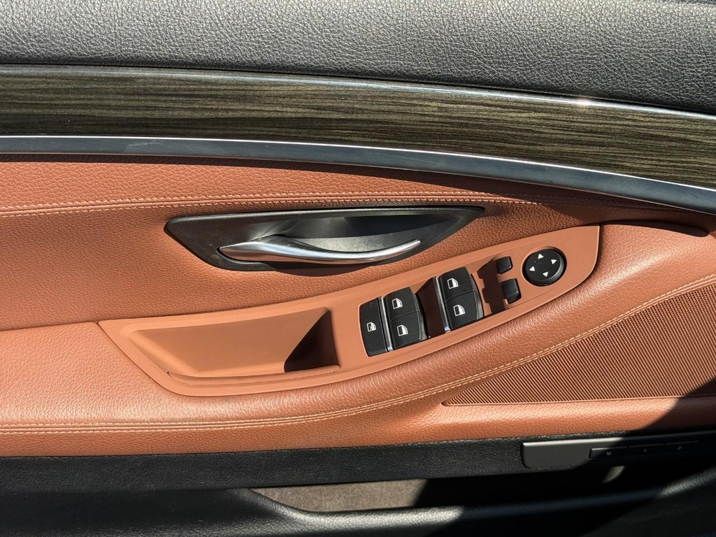 BMW 5 Series Vehicle Full-screen Gallery Image 17