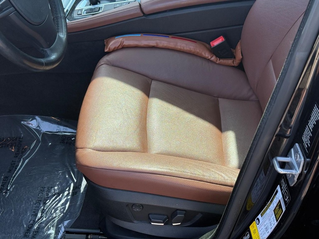 BMW 5 Series Vehicle Full-screen Gallery Image 18