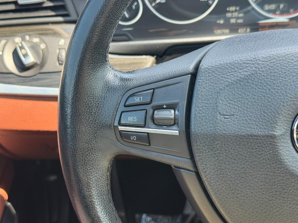 BMW 5 Series Vehicle Full-screen Gallery Image 19