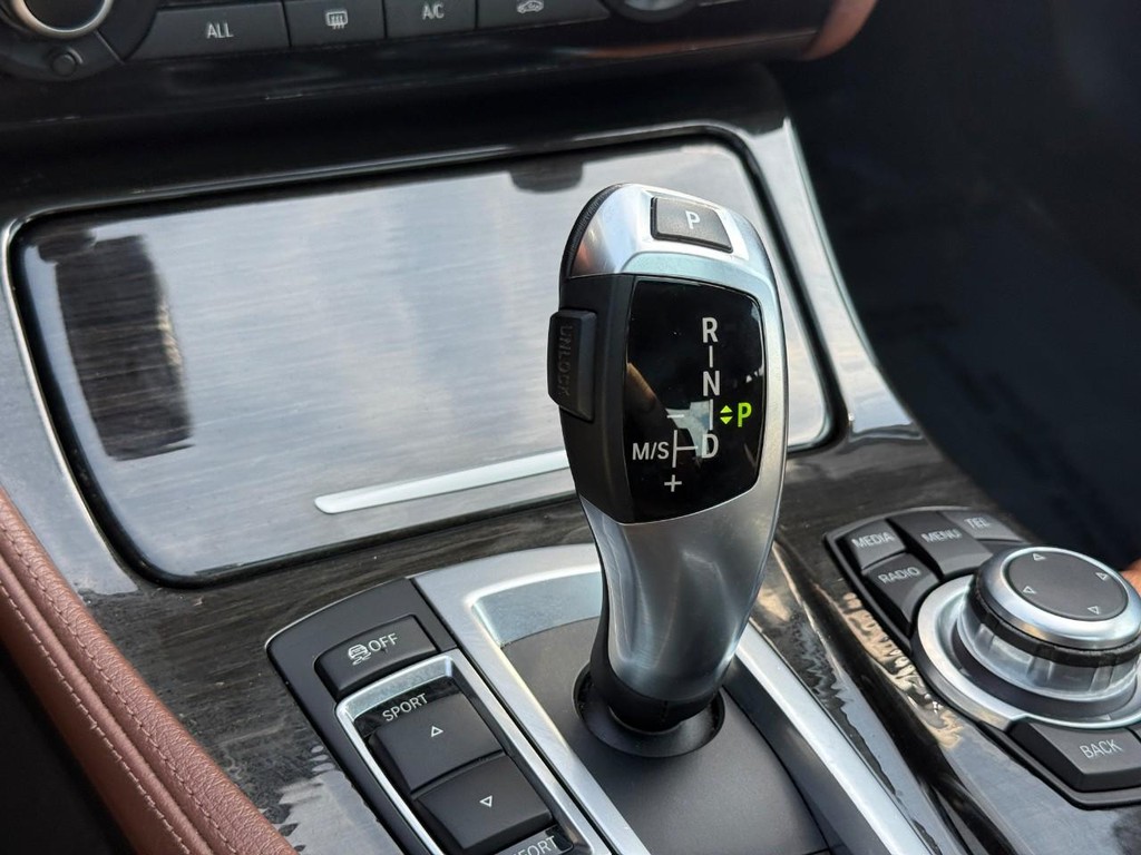 BMW 5 Series Vehicle Full-screen Gallery Image 22