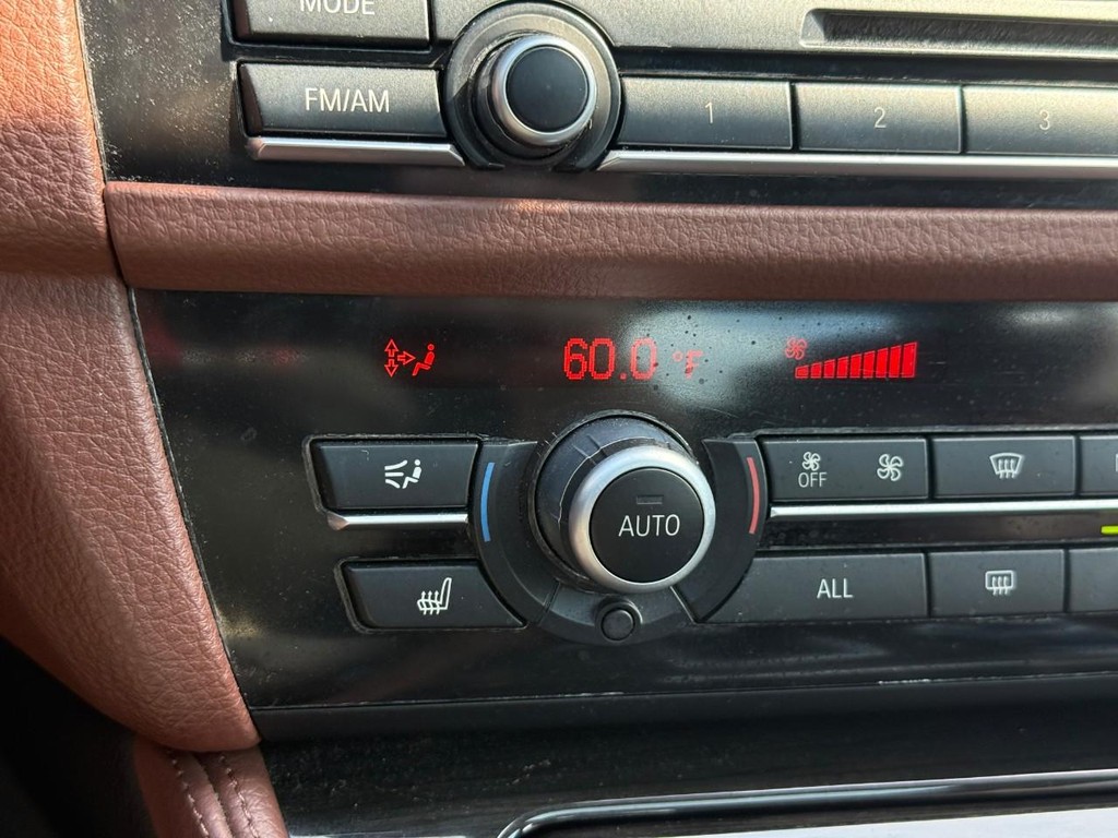 BMW 5 Series Vehicle Full-screen Gallery Image 23