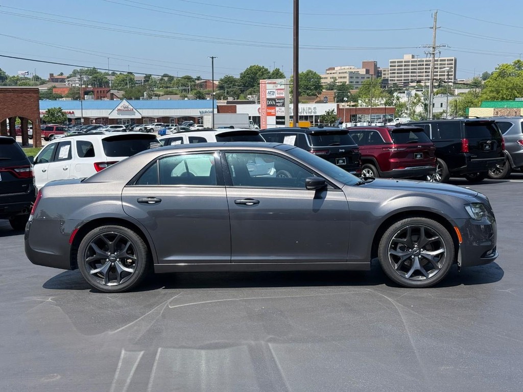 Chrysler 300 Vehicle Full-screen Gallery Image 02