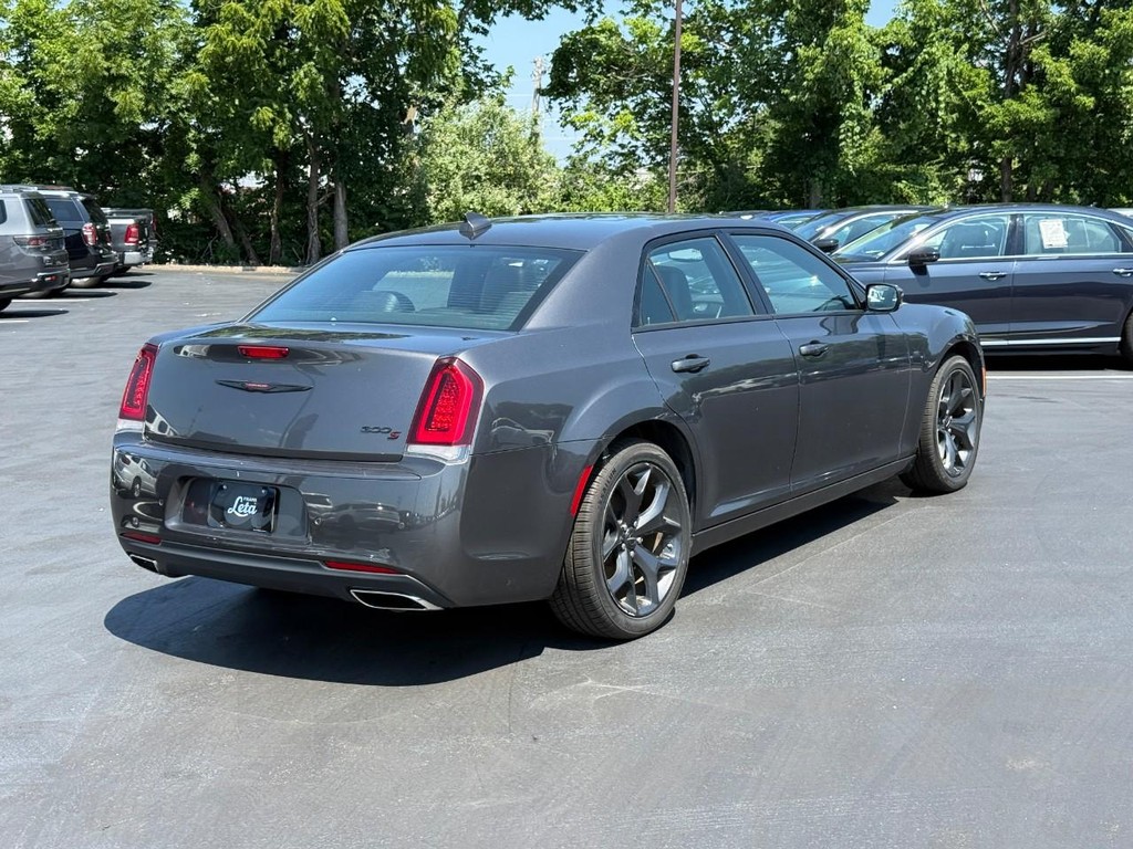 Chrysler 300 Vehicle Full-screen Gallery Image 03