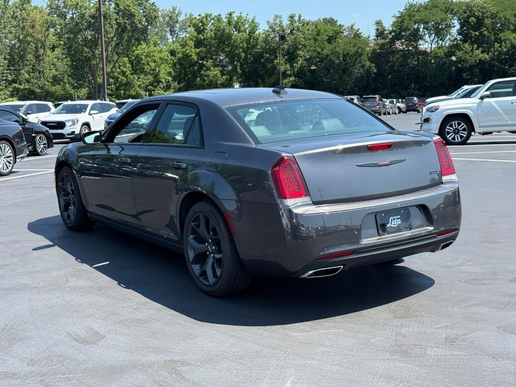 Chrysler 300 Vehicle Full-screen Gallery Image 04