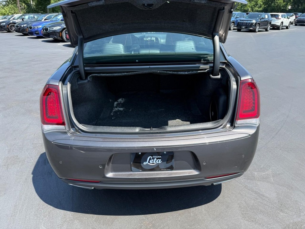 Chrysler 300 Vehicle Full-screen Gallery Image 06