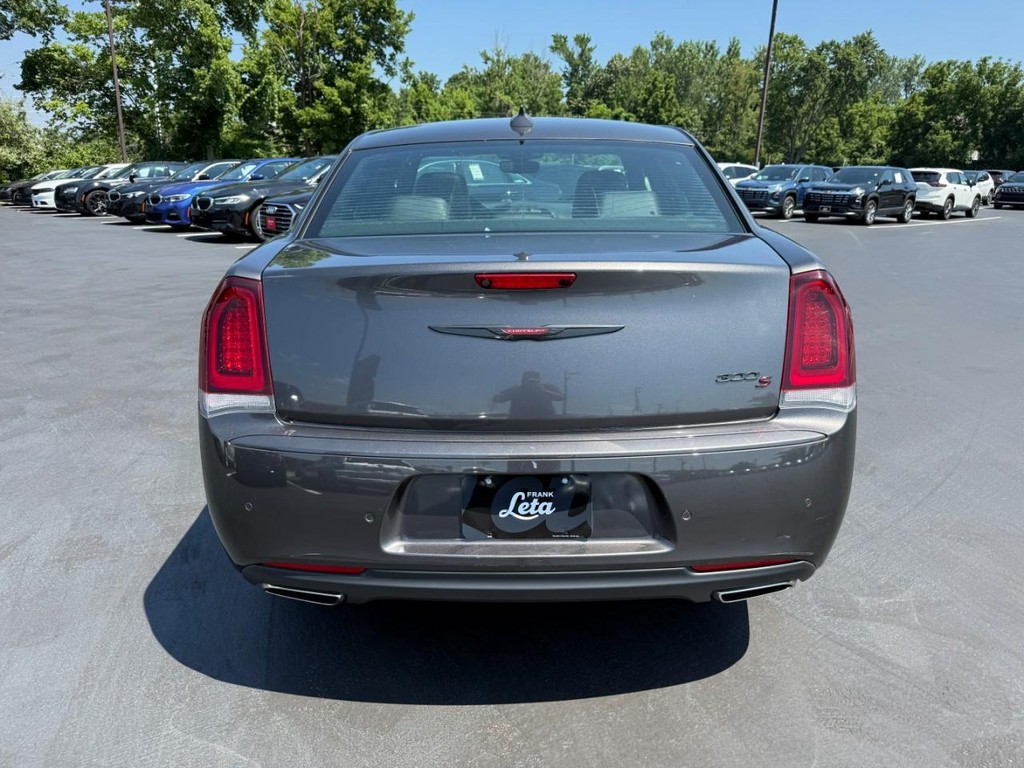 Chrysler 300 Vehicle Full-screen Gallery Image 07