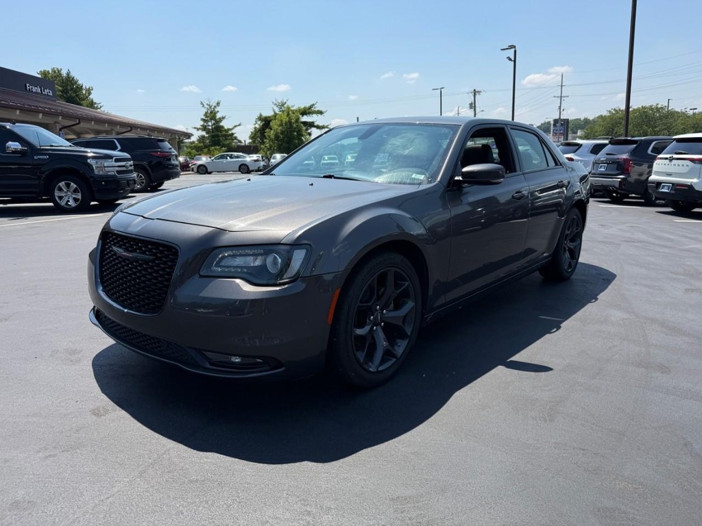 Chrysler 300 Vehicle Full-screen Gallery Image 08