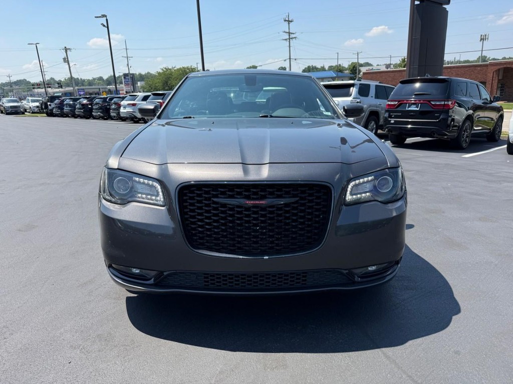 Chrysler 300 Vehicle Full-screen Gallery Image 09