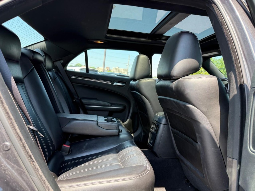 Chrysler 300 Vehicle Full-screen Gallery Image 10