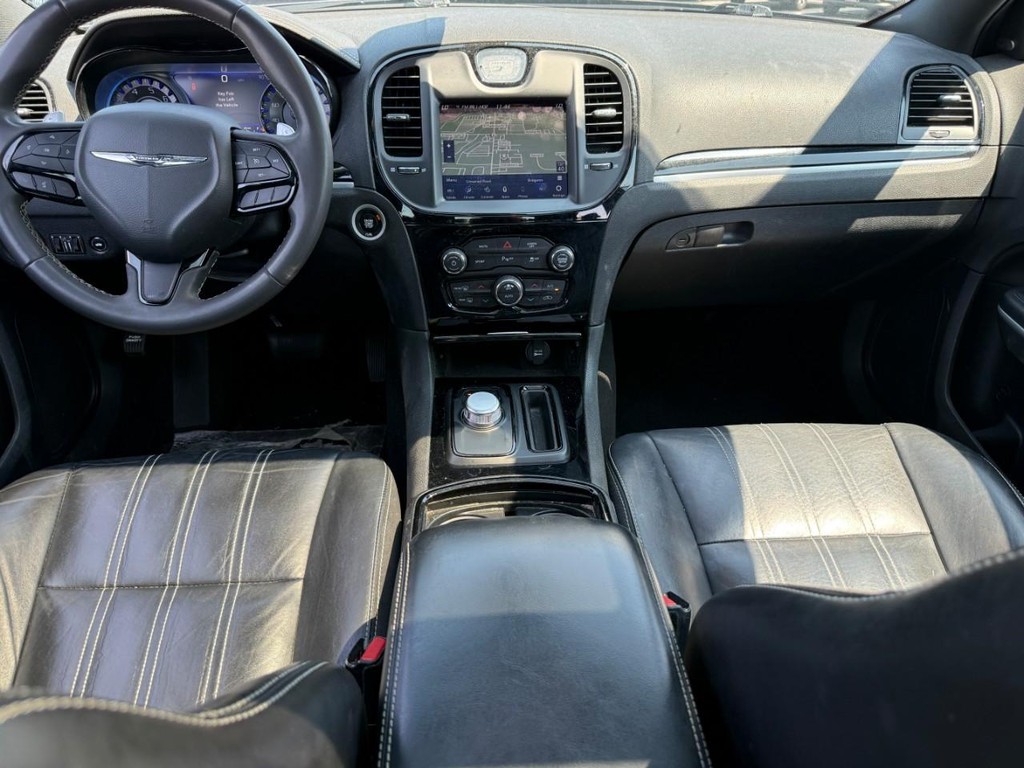 Chrysler 300 Vehicle Full-screen Gallery Image 11