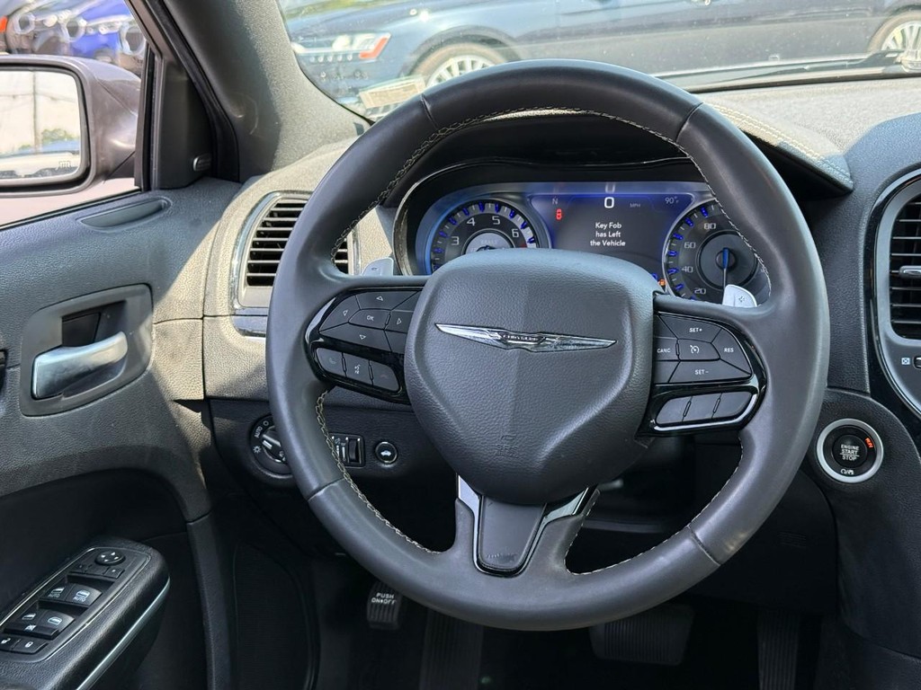 Chrysler 300 Vehicle Full-screen Gallery Image 12
