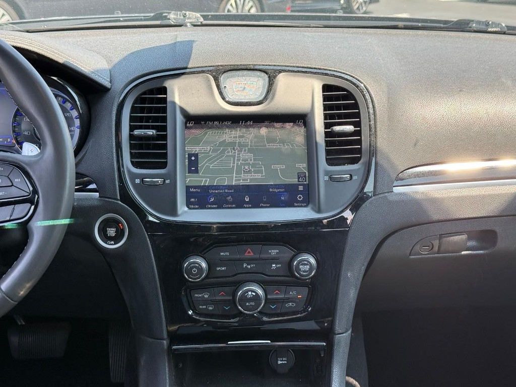 Chrysler 300 Vehicle Full-screen Gallery Image 13