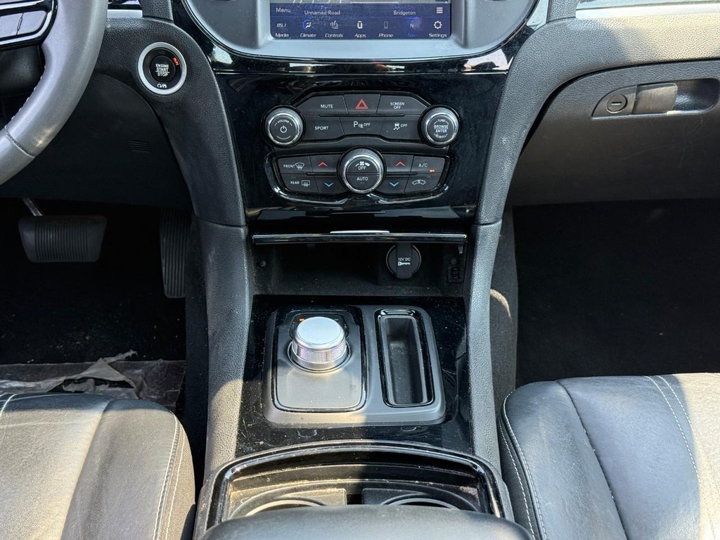 Chrysler 300 Vehicle Full-screen Gallery Image 14