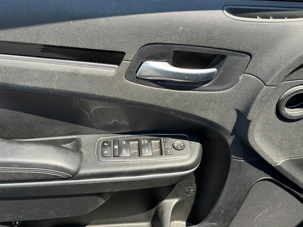 Chrysler 300 Vehicle Full-screen Gallery Image 15