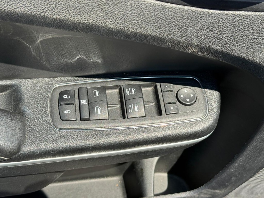 Chrysler 300 Vehicle Full-screen Gallery Image 16