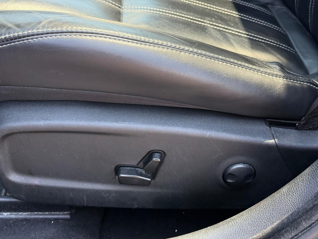 Chrysler 300 Vehicle Full-screen Gallery Image 18